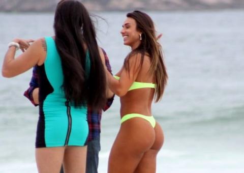 Nicole Bahls grava Pânico só de biquíni e exibe corpão