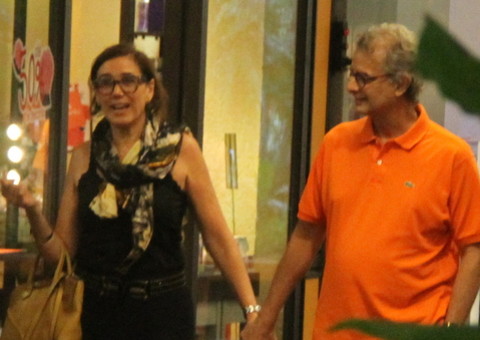  Em folga de 'Império', Lília Cabral curte cineminha com o marido