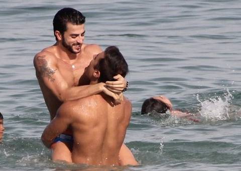  Ex de Marc Jacobs, Harry Louis beija Diego Cavalcante na Praia
