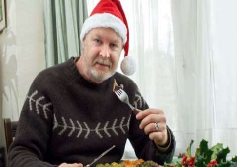 Homem faz sua ceia usando veados atropelados nas rodovias