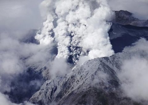 Erupção vulcânica no Japão causa uma morte e mais de 30 feridos