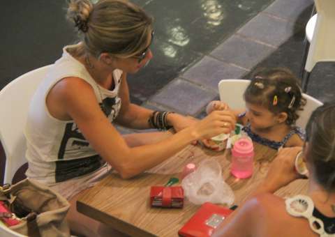  Grazi passeia com a filha no Rio enquanto Cauã curte Réveillon em SC