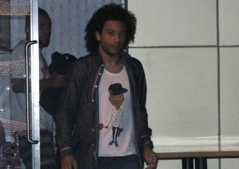  Depois da Copa, jogador Marcelo relaxa e curte jantar com amigos no Rio