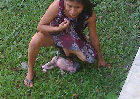 Sem atendimento, mulher dá à luz na grama do pátio de hospital