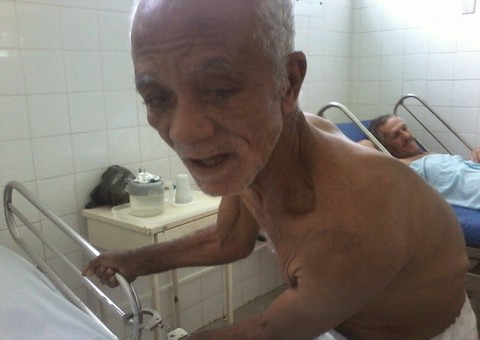  Idoso é preso e algemado em hospital em condições precárias; enfermeiras choram