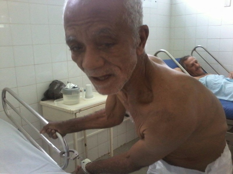   Idoso é preso e algemado em hospital em condições precárias; enfermeiras choram