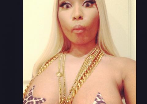 Nicky Minaj publica foto com os seios quase  à mostra