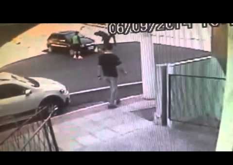 Mulher é atropelada pelo próprio carro ao atravessar rua em Santa Catarina