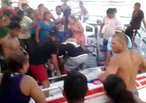 Durante festa no interior, mulher atropela homem com lancha. Veja vídeo
