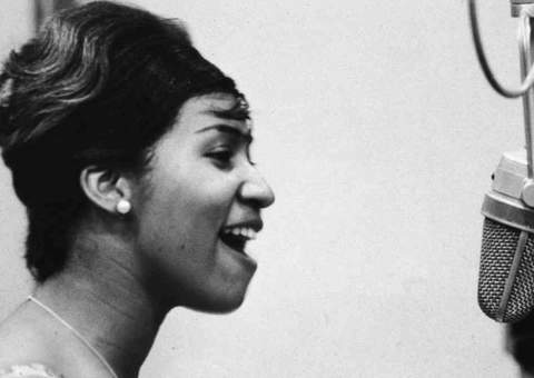 Aretha Franklin faz versão para música de Adele. Ouça 'Rolling in the Deep'