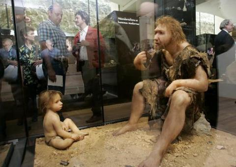 Osso de Neandertal reforça tese de miscigenação entre humanos primitivos