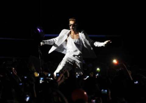 O cantor Justin Bieber e o fenômeno da celebridade adolescente problemática