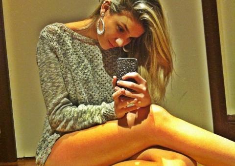  Irmã de Luan Santana posta foto sexy