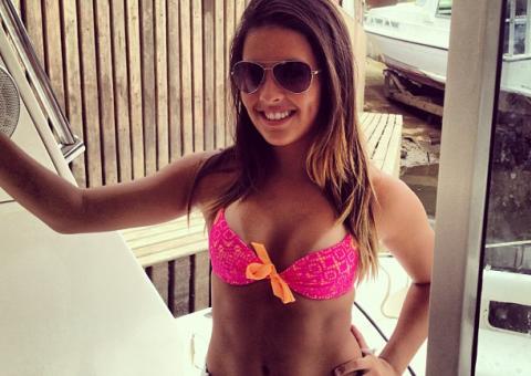 De biquíni, filha de Romário mostra boa forma durante passeio de lancha