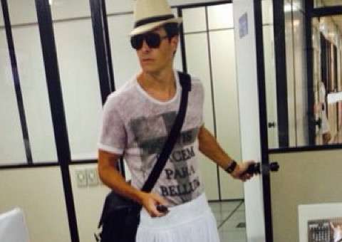  Rodrigo Faro vai de saia para o trabalho 'look para um dia de calor'