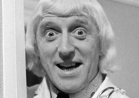 Apresentador britânico é acusado de pedofilia, necrofilia e abuso de idosos