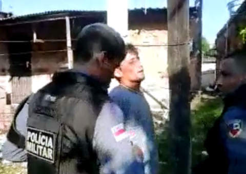 Vídeo mostra populares pedindo que polícia solte suspeito de roubo para linchá-lo
