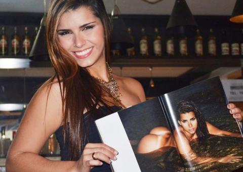  Capas da Playboy de maio autografam revista em boate