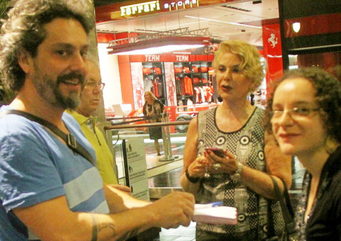  Despojado e brincalhão, Alexandre Nero passeia pelo shopping com a namorada