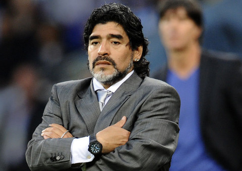 Maradona é flagrado com mão em parte íntima da namorada