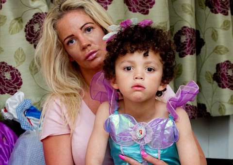 Menino é expulso de escola por usar roupas de princesa