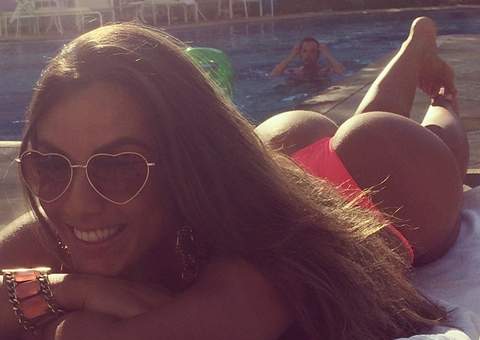  Nicole Bahls posa de fio-dental em condomínio e deixa vizinho babando