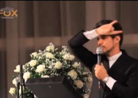 Padre que cantou paródia de 'Show das Poderosas' em formatura exclui perfil no Facebook