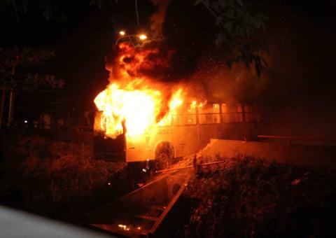 Ônibus é incendiado e lançado em córrego em Manaus. Veja fotos do incêndio