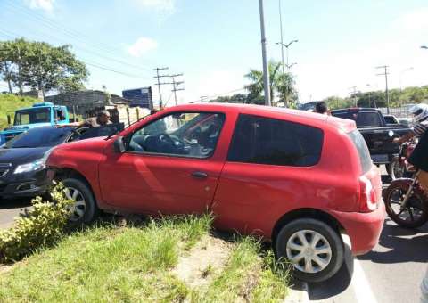 Carro sobe canteiro na Torquato Tapajós