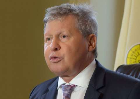 Artur manifesta revolta contra empresários e se diz apunhalado pelas costas