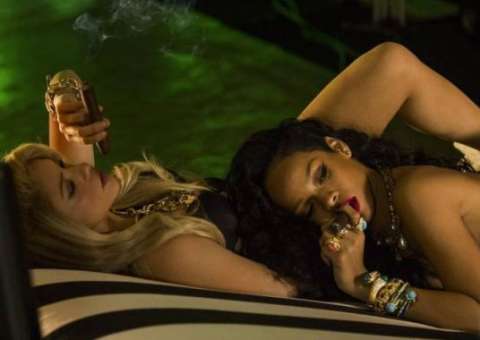 Shakira e Rihanna sensualizando em novo clipe