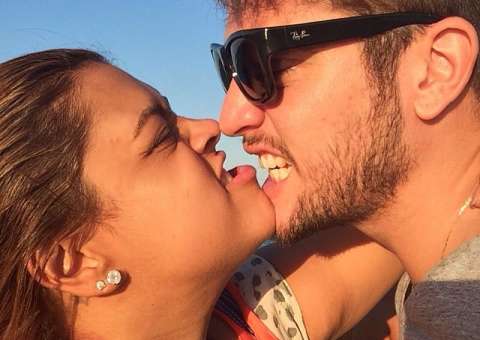  Preta Gil deixa "chupão" aparecendo em foto com noivo