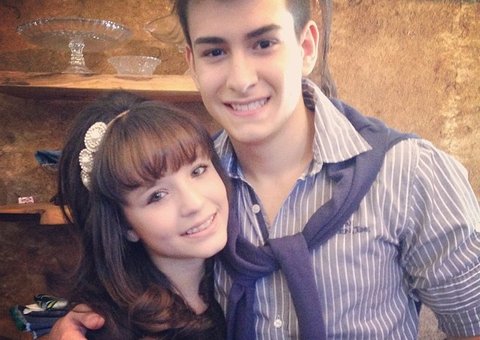 Atriz de 13 anos comemora 9 meses de namoro "Te amo muito" 