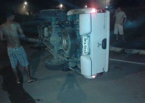 Vice-prefeito capota com pick up na BR-174