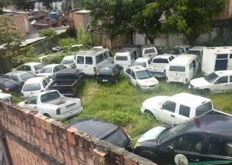 Em Petrópolis, polícia encontra cemitério de carros abandonados 