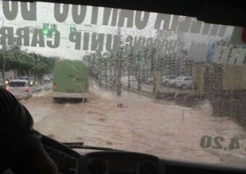 Chuva causa alagamengto na cidade da Copa e vários acidentes