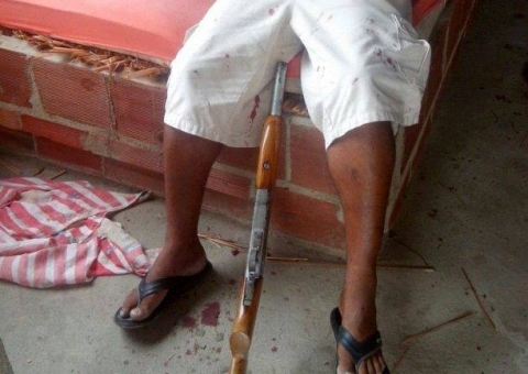 Homem comete suicídio usando uma espingarda calibre 12