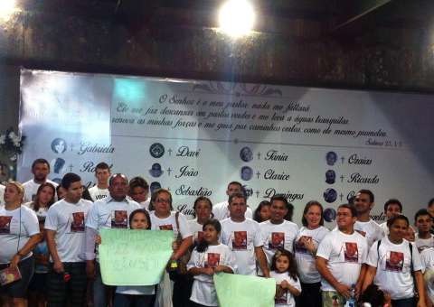 30 dias após tragédia, famíliares das vítimas se reúnem na Av. Djalma Batista