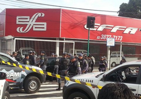 Assaltantes trocam tiros com a polícia no Centro de Manaus. Um morto