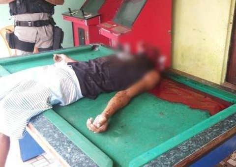 Traficante tem cabeça decepada em cima de mesa de sinuca