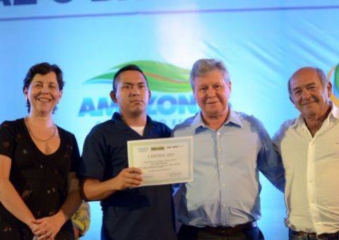 Prefeito cobra recursos federais na formatura de alunos do Pronatec 