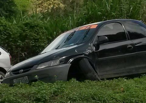 Motorista presta socorro, mas acaba tendo de ser socorrido