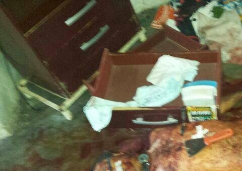 Homem é encontrado morto com facas de mesa nos olhos e orelhas na frigideira