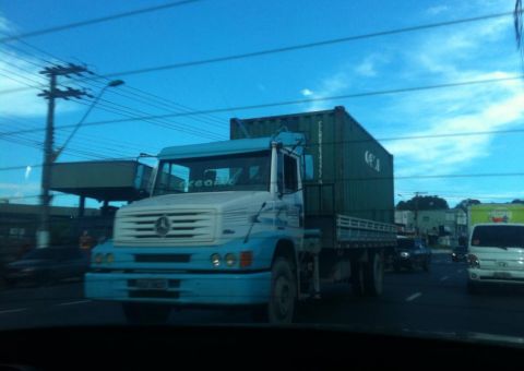 Caminhão permanece pondo em risco o trânsito de Manaus