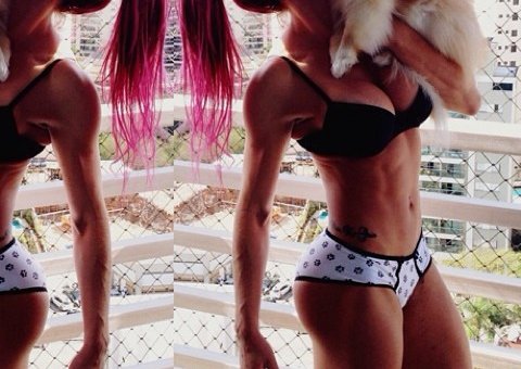  Ex-Panicat Thais Bianca exibe corpo musculoso na web
