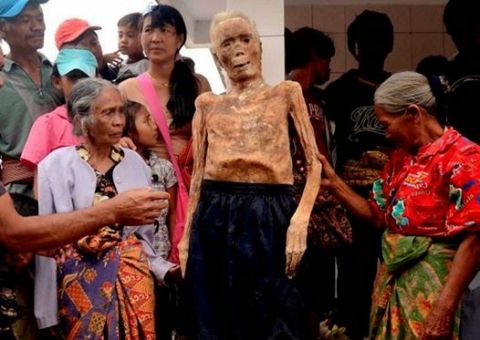 Na Indonésia algumas famílias passeiam com cadáveres de seus entes queridos