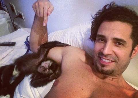 Em meio a polêmica de paternidade, Latino aparece dando colo para macaco