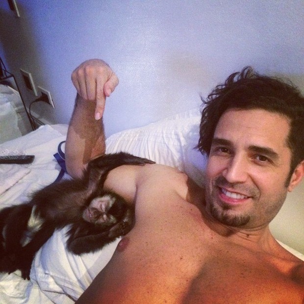 Em meio a polêmica de paternidade, Latino aparece dando colo para macaco