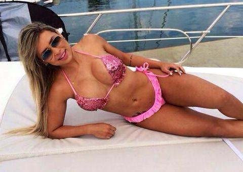 De biquíni, "Legendete" deixa marmanjos babando com ensaio em Angra dos Reis