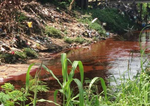 Igarapé próximo ao DB da Ponta Negra fica vermelho